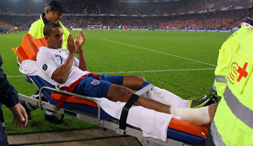 Theo Walcott verletzte sich im Länderspiel Englands in der Schweiz