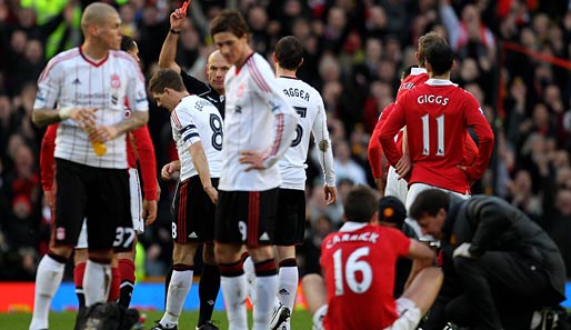 Die vorentscheidende Szene: Schiri Webb schickt Reds-Kapitän Gerrard mit glatt Rot vom Platz