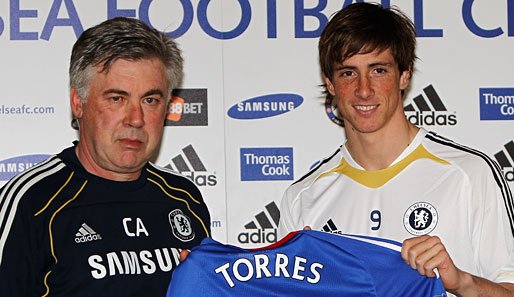 Fernando Torres (r) mit dem Trikot seines neuen Arbeitgebers. Heute spielt er gegen seinen Ex-Klub
