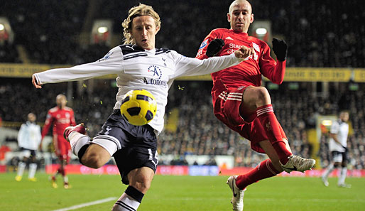 Der FC Chelsea hat das Angebot für Tottenhams Luka Modric (l.) erhöht