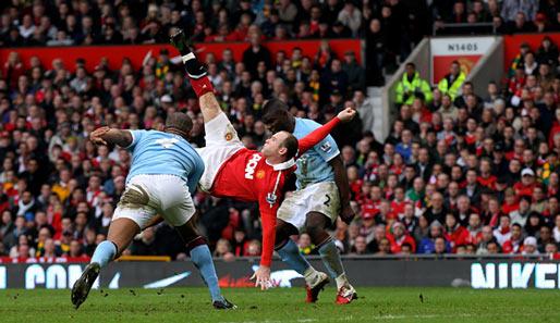 12. Februar 2011, Old Trafford: Wayne Rooney trifft per Fallrückzieher zum Derby-Sieg für United