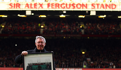 Sir Alex Ferguson posiert vor der nun nach ihm benannten Tribüne