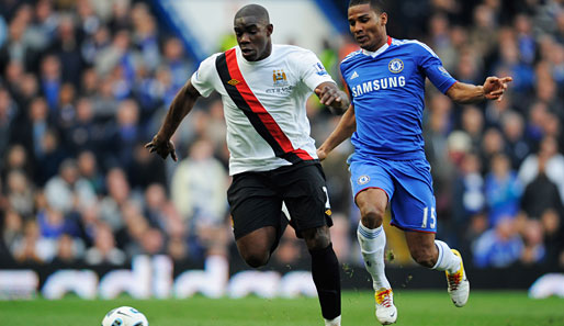Micah Richards (l.) und Manchester City sind in der Tabelle dem FC Chelsea mit Florent Malouda enteilt