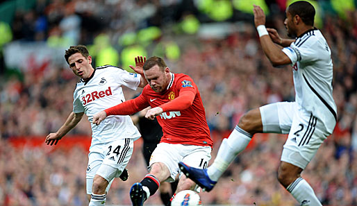 Wayne Rooney (M.) und Manchester United liegen weiterhin hinter Tabellenführer City auf Platz zwei