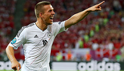 Lukas Podolski feiert bei der EM 2012 sein Tor gegen Dänemark