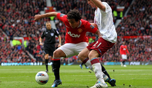 Rafael (l.) unterzeichnete bei Manchester United einen neuen Vierjahresvertrag bis 2016