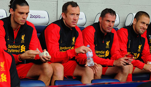Nicht begeistert: Andy Carroll (l.) saß zum Saisonstart bei Liverpool nur auf der Bank