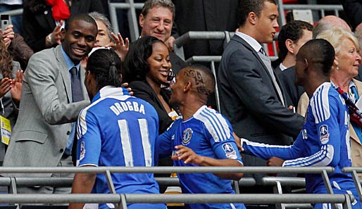 Fabrice Muamba (l.) gratuliert den Chelsea-Spielern zum FA-Cup-Sieg 2012 gegen Liverpool (2:1)