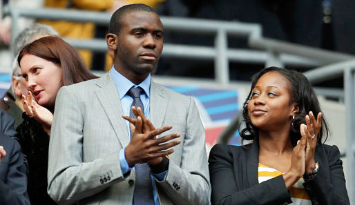 Fabrice Muamba (l.) und Frau Shauna auf der Tribüne bei einem Premier-League-Spiel