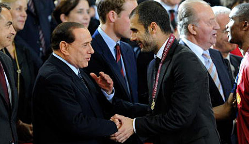 Silivio Berlusconi gratuliert Barca-Coach Pep Guardiola (r.) zum Gewinn der Champions League 2009