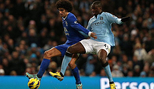 Evertons Marouane Fellaini (l.) gegen Yaya Toure von Manchester City