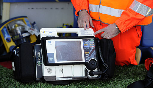 900 Defibrillatoren dieser Art wird der Englische Fußball-Verband im ganzen Land bereitstellen