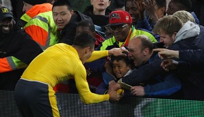 Alexis Sanchez schenkt einem kleinem Arsenal-Fan sein Trikot