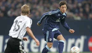 Mesut Özil begann seine Profikarriere bei Schalke 04