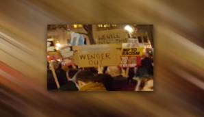 Selbst auf einer Anti-Trump-Demonstration werden die Wenger-Out-Schilder in die Luft gestreckt.