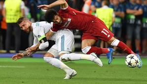 Sergio Ramos zerrt Gegenspieler Mohamed Salah zu Boden.
