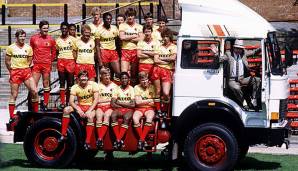 Der FC Watford im Sommer 1982: Elton John sitzt am Steuer, die Mannschaft fährt mit.