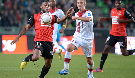 Rennes' Yann M'Vila (l.) im Duell gegen Lilles Benoit Pedretti (r.)