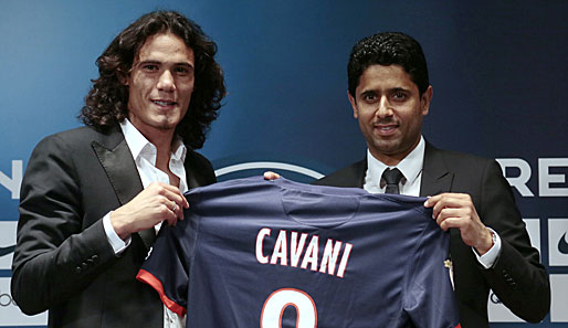 Endlich ist er da. Edinson Cavani erhält bei Paris das Trikot mit der Nummer 9.