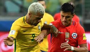 Dani Alves und Alexis Sanchez beim WM-Quali Spiel Brasilien-Chile