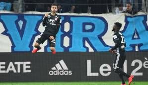 Houssem Aouar (l.) feiert seinen Treffer gegen Olympique Marseille.
