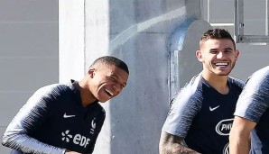 Kylian Mbappé und Lucas Hernández lachen zusammen beim Training