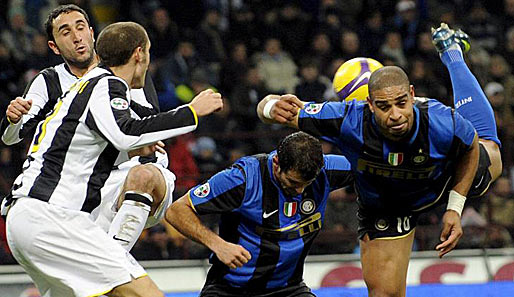 Adriano (rechts) und Inter Mailand gewannen das Spitzenspiel gegen Juventus Turin