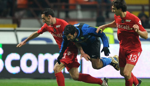 Luis Figo (M.) und Inter Mailand kamen gegen Cagliari Calcio nicht über ein 1:1 hinaus