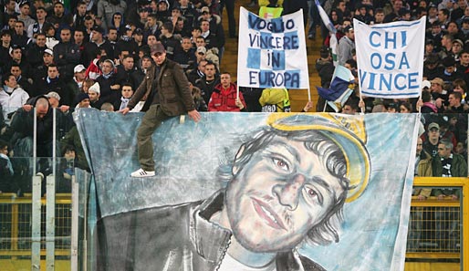 Lazio-Fans rollen 2007 bei einem Spiel ein Gabriele-Sandri-Plakat aus