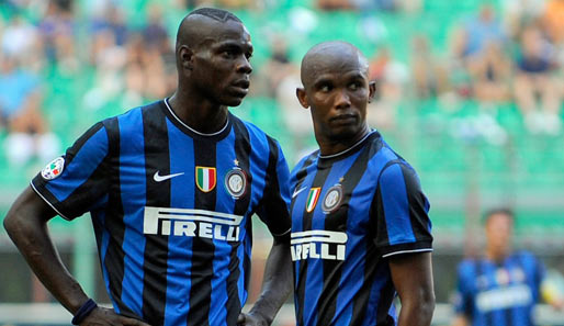 Mario Balotelli (l.) und Samuel Eto'o kamen mit Inter nur zu einem 1:1 gegen Bari