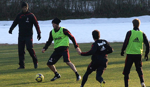 David Beckham (am Ball) trainiert schon mit seinen alten, neuen Kollegen wie Ronaldinho (l.)