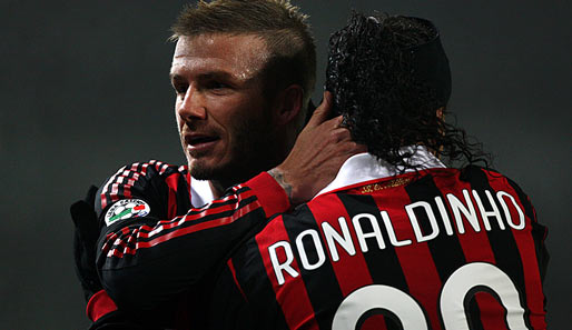 Milans David Beckham (l.) beglückwünscht Ronaldinho zu dessen Doppelpack