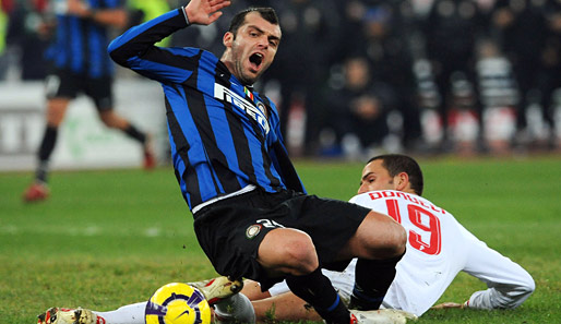 Goran Pandev (l.) trug gegen den AS Bari (Leonardo Bonucci) zum dritten Mal das Inter-Trikot