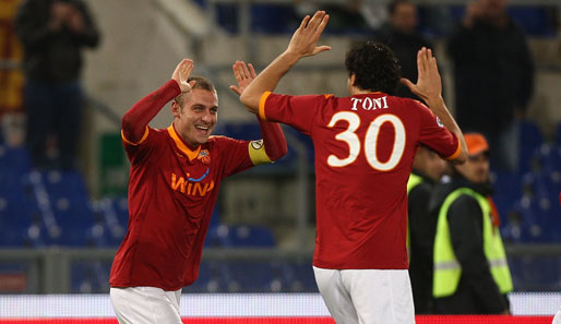 Luca Toni (r.) bestritt gegen Chievo Verona sein erstes Spiel von Beginn an für Rom