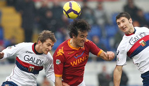 Gegen Genua am 20. Spieltag erzielte Luca Toni (M.) zwei Tore für den AS Rom