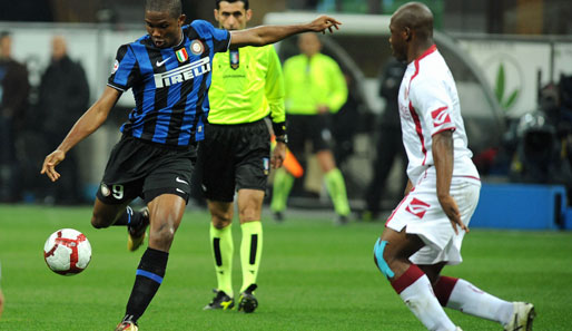 Samuel Eto'o (l.) traf bei Inters 3:0-Erfolg gegen AS Livorno gleich zweifach