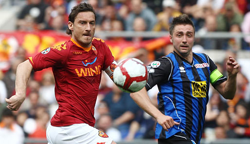 Roma-Kapitän Francesco Totti (l.) bereitete das 2:0 durch Cassetti vor