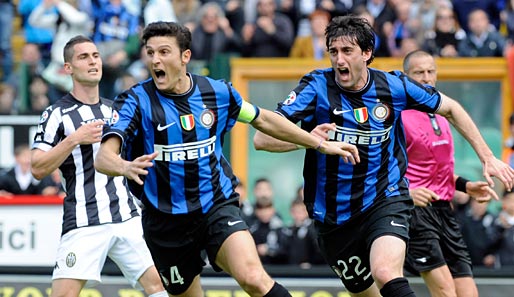 Javier Zanetti (M.) und Diego Milito (r.) wollen auch in Zukunft mit Triple-Gewinner Inter jubeln