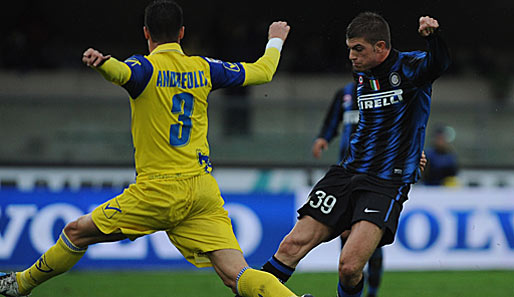 Davide Santon (r., mit Andreolli) hält vergeblich drauf: Inter verliert in Verona