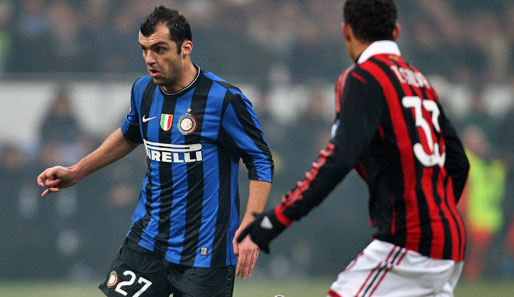 Derby in Mailand: Inter Pandev (l.) im Duell mit Milan-Verteidiger Thiago Silva