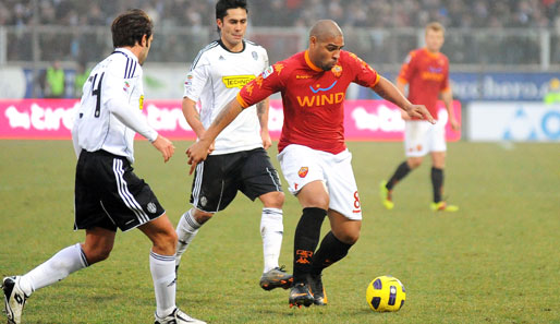 Adriano (r.) fehlt der Roma nach seiner Schulterfraktur für mehrere Wochen