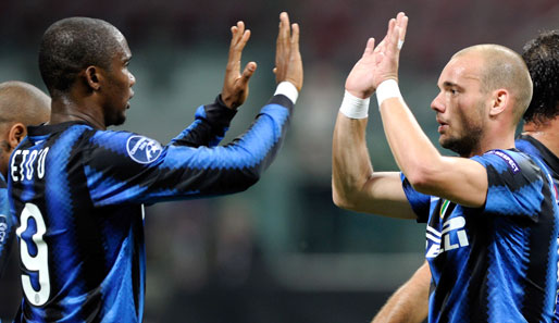Böse Überraschung nach Weihnachten: Wesley Sneijder (r.) und Teamkollege Eto'o wurden ausgeraubt