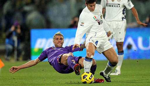 Inter-Kapitän Javier Zanetti (r.) im Zweikampf mit Fiorentina-Spieler Valon Behrami