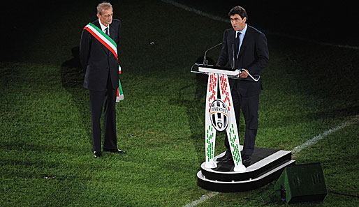 Präsident Andrea Agnelli (r.) sieht sich bei Juventus einem Jahresminus von 95 Millionen gegenüber