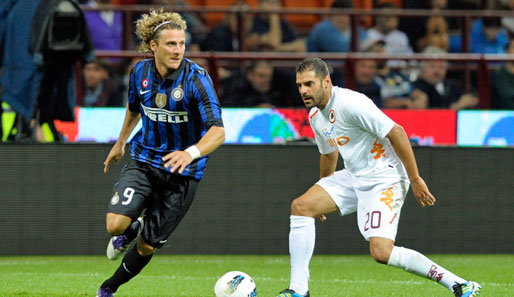 Diego Forlan (l.) wird Inter für mehrere Wochen fehlen. Er verletze sich im linken Bein