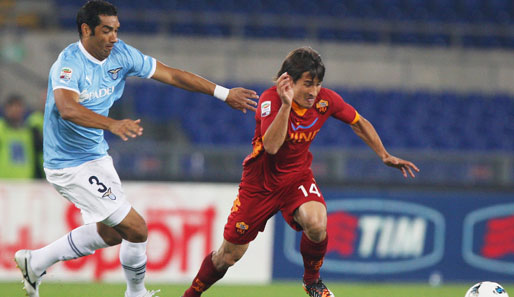 Bojan (r.) im Duell gegen Lazio-Verteidiger Andre Dias im Römer-Derby