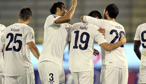 Senad Lulic (M.) und Miroslav Klose (l.) entschieden die Partie in Cagliari für Lazio Rom