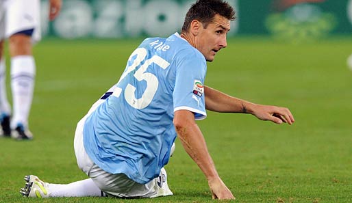 Miroslav Klose muss beim Spiel in Neapel mit einer Schienbeinprellung passen