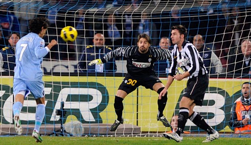 9. Januar 2011: Edinson Cavani (l.) schießt Neapel im Alleingang zum 3:0 gegen Juventus