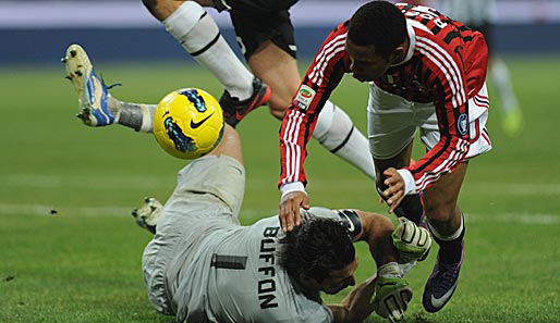 Kein Durchkommen: Juve-Keeper Buffon (u.) stoppt Milan-Angreifer Robinho